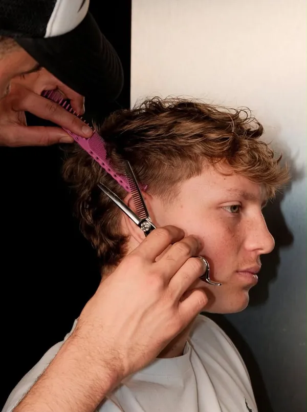 Taglio a forbice su capelli mossi